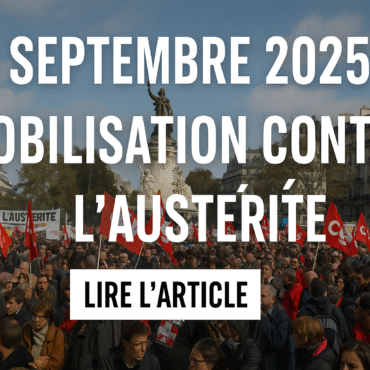 Foule en manifestation à Paris le 10 septembre 2025, avec des drapeaux rouges et des pancartes contre l’austérité, devant un monument emblématique.